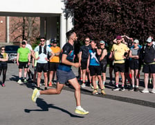 Uczestnicy finałowego treningu przed 12. Tarczyński Nocnym Wrocław Półmaratonem, 27 maja 2026 r.