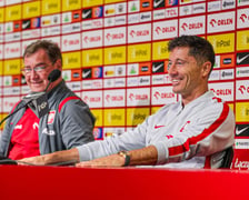 <p>Jan Urban i Robert Lewandowski podczas konferencji prasowej na Tarczyński Arenie, 28.05.2026</p>