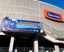 Miasteczko 12. Tarczyński Nocny Wrocław Półmaratonu na stadionie Tarczyński Arena.