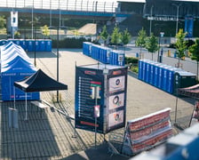Miasteczko 12. Tarczyński Nocny Wrocław Półmaratonu na stadionie Tarczyński Arena.