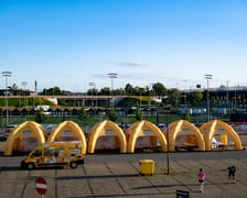Miasteczko 12. Tarczyński Nocny Wrocław Półmaratonu na stadionie Tarczyński Arena.