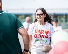 <p>Aneta (mama Piotrka), odsłonięcie figurki Otinia przy Stadionie Tarczyński Arena, 25 sierpnia 2026</p>