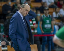 Trener Śląska - Andrej Urlep - zastanawia się jak wygrać mecz.