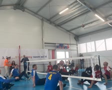 Specjalnie zaadaptowana hala sportowa. Trenują osoby z niepełnosprawnościami.