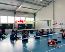 Specjalnie zaadaptowana hala sportowa. Trenują osoby z niepełnosprawnościami.