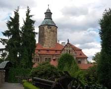 <p class="MsoListParagraphCxSpLast" style="margin-bottom: 0cm; mso-add-space: auto; line-height: normal; vertical-align: baseline;">Dzieci kochają zamki, a na Dolnym Śląsku naprawdę jest w czym wybierać. Jedną z najciekawszych tego typu budowli jest Zamek Czocha w Leśnej. &nbsp;</p>
<p class="MsoNormal" style="margin-bottom: 0cm; line-height: normal; vertical-align: baseline;"><span style="mso-fareast-font-family: 'Times New Roman'; mso-bidi-font-family: Calibri; mso-bidi-theme-font: minor-latin; color: black; mso-themecolor: text1; mso-font-kerning: 0pt; mso-ligatures: none; mso-fareast-language: PL;">&ndash; Ma wszystko, co może zaciekawić dzieci: zamkowe komnaty, tajemne przejścia (wąskie i kręte!), ukryte skarby, fosę, wysoką wieżę, z kt&oacute;rej można podziwiać widoki, a w dodatku jest położony nad malowniczym jeziorem Leśniańskim, po kt&oacute;rym można pływać ł&oacute;dką. Piękno i magia w jednym! To jedno z naszych ulubionych miejsc. Byłyśmy tu już kilka razy i na pewno jeszcze nie raz się wybierzemy &ndash; nie ma wątpliwości Monika Bronowicka. </span></p>
<p class="MsoNormal" style="margin-bottom: 0cm; line-height: normal; vertical-align: baseline;"><span style="mso-fareast-font-family: 'Times New Roman'; mso-bidi-font-family: Calibri; mso-bidi-theme-font: minor-latin; color: black; mso-themecolor: text1; mso-font-kerning: 0pt; mso-ligatures: none; mso-fareast-language: PL;">Z Zamkiem Czocha wiąże się mn&oacute;stwo legend, kt&oacute;re warto poznać i opowiedzieć dziecku.&nbsp; </span></p>
<p class="MsoNormal" style="margin-bottom: 0cm; line-height: normal; vertical-align: baseline;"><span style="mso-fareast-font-family: 'Times New Roman'; mso-bidi-font-family: Calibri; mso-bidi-theme-font: minor-latin; color: black; mso-themecolor: text1; mso-font-kerning: 0pt; mso-ligatures: none; mso-fareast-language: PL;">Zaciekawi je pewnie także fakt, że realizowano tu zdjęcia do kilku film&oacute;w, w tym &bdquo;Wiedźmina&rdquo; i &bdquo;Tajemnicy twierdzy szyfr&oacute;w&rdquo;.</span></p>