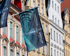 Dekoracje na finał Ligi Konferencji we Wrocławiu