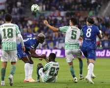 Jeden z zawodników Chelsea podnosi leżącego gracza Betisu