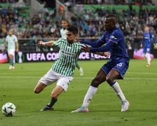 Ostra walka zawodnika Chelsea z graczem Betisu w czasie finału Pucharu Konferencji UEFA