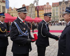 Uroczyste obchody Dnia Strażaka w Rynku i nadanie sztandaru Komendzie Miejskiej PSP we Wrocławiu