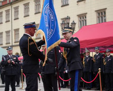 Uroczyste obchody Dnia Strażaka w Rynku i nadanie sztandaru Komendzie Miejskiej PSP we Wrocławiu