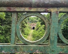 <p>Tunel kolejowy we Wleniu widziany z wiaduktu nad torami</p>