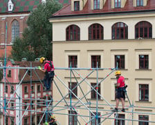 Na Rynku trwa budowa sceny i ekranu na potrzeby MFF TAURON Nowe Horyzonty, 21 lipca 2026 r.