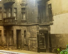 Kamienica przy ul. Cybulskiego 10 w 1915 roku. Koło wejścia oparty o ścianę rower, którym ktoś przyjechał po lody.