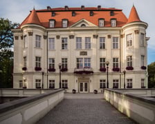 <h3>Zamek Leśnicki</h3>
<p>Zamek w Leśnicy był kiedyś rezydencją książęcą. Powstał w 1132 roku. Obecnie to Centrum Kultury. To świetne miejsce na rodzinny spacer - wok&oacute;ł jest park, staw, a nawet plac zabaw dla dzieci. Zamek słynie z wielu imprez kulturalnych. Można tu podziwiać wystawy artyst&oacute;w, przyjść na warsztaty czy na festiwal herbaty.</p>
<ul>
<li>Adres: plac Świętojański 1</li>
</ul>