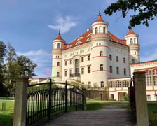 <h3>Pałac Wojan&oacute;w</h3>
<p>Pałac w Wojanowie znajduje się niedaleko Jeleniej G&oacute;ry. Jeśli marzysz o weekendzie w SPA w malowniczej i spokojnej okolicy, wybierz się do Wojanowa. Pałac położony jest na terenie historycznego parku o wielkości 17 hektar&oacute;w. To idealne miejsce na rodzinny piknik lub sesje zdjęciowe. W ofercie hotelu znajdziemy pakiety specjalne, jak np. pakiet zaręczynowy, a w nim m.in. nocleg w apartamencie pałacowym, romantyczna kolacja przy świecach i bukiet świeżych r&oacute;ż w pokoju.</p>
<ul>
<li>Adres:&nbsp;Wojan&oacute;w 8, Wojan&oacute;w</li>
</ul>