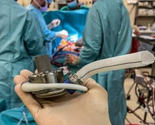 Niezwykła akcja w Uniwersyteckim Szpitalu Klinicznym we Wrocławiu: pacjent z Norwegii przyleciał po nowe serce