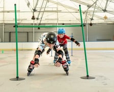 Dzieci podczas nauki jazdy na rolkach organizowanych przez instruktorów z WCT Spartan