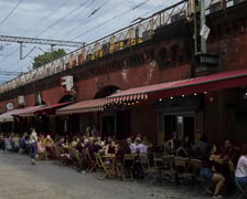 Dostałeś zaproszenie na imprezę ?pod nasypem?? Bez obaw. Nie będziesz pił herbatki na świeżym powietrzu. Chodzi o knajpki i knajpeczki, które mieszczą się przy ul. Bogusławskiego (pociągi rzeczywiście jeżdżą gościom nad głowami)