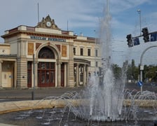 Skąd masz te spodnie? Kupiłem na Świebodzkim... Świebodzki to nie tylko dawny dworzec kolejowy w centrum miasta. To także miejsce, w którym każdej niedzieli jest mnóstwo handlarzy rozstawiających swoje kramy na terenie dawnego dworca. Na "Świebodzkim" można kupić wszystko - i ubrania, i warzywa, i owoce, i meble, i biżuterię, i elektronikę... "Kupiłem coś na Świebodzkim"  oznacza, że zrobiliśmy zakupy na targowisku na dawnym dworcu.
