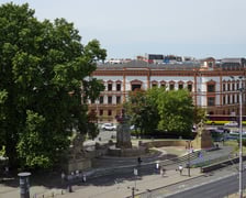 "Trzeba dojechać do Maja i tam się przesiąść na inny tramwaj", "Urodziłem się w szpitalu na Maja". Jakiego Maja? Gdzie to jest? Już wyjaśniamy. Chodzi o dawny plac 1 Maja, dziś to plac Jana Pawła II. Jednak nadal wielu wrocławian posługuje się  starą nazwą...