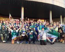 Kibice Śląska podczas słynnego wyjazdu do Zielonej Góry. W środku z megafonem Szoku