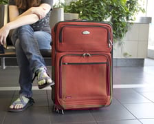 Zastanów się, czy potrzebujesz dodatkowego bagażu i pozostałych usług. Zdarza się, że tanie loty ostatecznie wcale nie okazują się takie tanie. Linie lotnicze pobierają opłaty między innymi za kolejną sztukę bagażu czy wybór konkretnego miejsca w samolocie. Nierzadko zwiększa to cenę podróży nawet dwukrotnie! Może warto spróbować spakować się w mniejszy plecak?