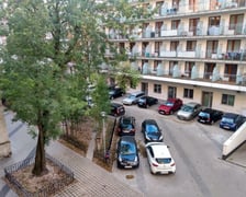 Odnowione podwórko na Przedmieściu Oławskim wyróżnia się owocowym sadem z 36 gruszami