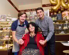 Michał i Paweł Wojczyńscy, wnuki założycieli Łomżanki oraz ich mama 24 października podczas świętowania 90. urodzin cukierni