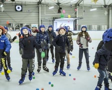 Na zdjęciu: dzieci na łyżwach