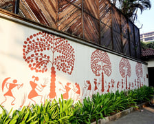 W Indiach, w posiadłości Amitabh Bachchan, gwiazdora bollywodzkiego kina, stanęła niecodzienna ławka w kształcie księgi, którą wykonano we Wrocławiu.