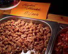 Zdjęcia z Jarmarku Bożonarodzeniowego we Wrocławiu. Na zdjęciu widać prażone migdały - 17 złotych za 100 gram