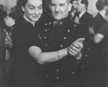 <p>Bal członk&oacute;w rządu w 1946-47 r. Na zdjęciu uczestnicy zabawy, m.in. aktorka Nina Andrycz</p>