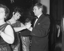 <p>Sylwester w PRL-u, uczestnicy zabawy w Pałacu Kultury i Nauki 1966 / 1967 Archiwum Grażyny Rutkowskiej</p>