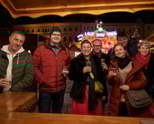 Sylwester 2022 na wrocławskim Rynku. Na zdjęciu widać ludzi, którzy w ostatnią noc 2022 roku bawili się na Jarmarku Bożonarodzeniowym we Wrocławiu