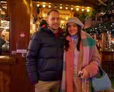 Sylwester 2022 na wrocławskim Rynku. Na zdjęciu widać ludzi, którzy w ostatnią noc 2022 roku bawili się na Jarmarku Bożonarodzeniowym we Wrocławiu