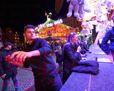 Sylwester 2022 na wrocławskim Rynku. Na zdjęciu widać ludzi, którzy w ostatnią noc 2022 roku bawili się na Jarmarku Bożonarodzeniowym we Wrocławiu