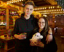 Sylwester 2022 na wrocławskim Rynku. Na zdjęciu widać ludzi, którzy w ostatnią noc 2022 roku bawili się na Jarmarku Bożonarodzeniowym we Wrocławiu