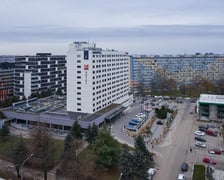 Wrocław widziany z biurowca Centrum Południe oraz widoki z ziemi na budynku przy Powstańców Śląskich