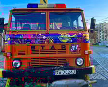 Aukcja WOŚP 2023: Wrocławskie MPK wystawiło w tym roku na aukcję ?STAR(y), ale jary dźwig MPK? (typu DS. 0125K), na podwoziu STAR 266.  ?Wiele widział, ciężko pracował, miał na swoim haku niejeden tramwaj" - czytamy w opisie aukcji WOŚP