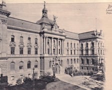 <p class="MsoNormal">Dom Krajowy Prowincji Śląskiej, niem.&nbsp;Landeshaus der Provinz Schlesien (1902).</p>
<p class="MsoNormal">Gmach powstał w latach 1892-1895 według projektu <strong>Eduarda Blűmnera</strong>. Do 1945 r. siedzibę tutaj&nbsp;miały władze&nbsp; samorządowe, np.: Śląski Sejm Krajowy, Wydział Krajowy i Starosta Krajowy. Potem mieściła się tu Naczelna Organizacja Techniczna&nbsp;(NOT).</p>