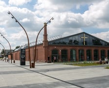 <p><strong><span style="color: #202124; font-family: arial, sans-serif; font-size: 16px;">Z</span>ajezdnią wybudowaną dla pierwszych tramwaj&oacute;w elektrycznych była znajdująca się przy ul.<span style="color: #202124; font-family: arial, sans-serif; font-size: 16px;">&nbsp;</span>Grabiszyńskiej. P<span style="color: #202124; font-family: arial, sans-serif; font-size: 16px;">owstała w 1893 r.</span></strong></p>
<p><span style="color: #202124; font-family: arial, sans-serif; font-size: 16px;"> Podczas oblężenia Festung Breslau ucierpiała najbardziej ze wszystkich. Po wojnie zmieniono jej charakter, przekształcono w autobusową. </span></p>
<p><span style="color: #202124; font-family: arial, sans-serif; font-size: 16px;">To od autobusu na tej zajezdni rozpoczął się strajk we Wrocławiu przeciwko komunistycznej dyktaturze, podczas narodzin Solidarności w 1980 r. - największego ruchu wolnościowego.</span></p>
<p><span style="color: #202124; font-family: arial, sans-serif; font-size: 16px;">Dziś znamy to miejsce jako Centrum Historii Zajezdnia, kt&oacute;ra przypomina r&oacute;wnież o jego historii.</span></p>