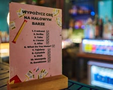 <p>W Hali Świebodzki można wypożyczyć grę na barze. Do wyboru m.in.&nbsp;</p>
<ul>
<li>Tajniacy,</li>
<li>5 sekund,</li>
<li>Tabu,</li>
<li>Eurobiznes,</li>
<li>Monopoly,</li>
<li>Dixit.</li>
</ul>