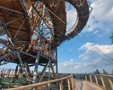 <h3><strong>Sky walk, Świerad&oacute;w-Zdr&oacute;j&nbsp;</strong></h3>
<ul>
<li>wieża widokowa o wysokości 62 metr&oacute;w;</li>
<li>zawiera elementy edukacyjne i ekstremalne, np. siatkę w kształcie kropli czy przeszkloną podłogę;</li>
<li>atrakcją jest r&oacute;wnież 105-metrowa zjeżdżalnia, z kt&oacute;rej mogą zjechać zar&oacute;wno dzieci, jak i dorośli;</li>
<li>wstęp płatny&nbsp;&ndash; bilet cały (powyżej 12 lat: 69 zł; ulgowy (od 3 do niecałych 12 lat): 53 zł. <a href="https://www.visitskywalk.today/cennik/" target="_blank" rel="noopener">Cennik można zobaczyć na stronie internetowej.</a></li>
</ul>