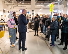 <p>Rozdawanie Wielkanocnych Paczek Dobrych Relacji w MOPS przy ul. Namysłowskiej</p>