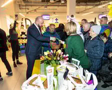 <p>Rozdawanie Wielkanocnych Paczek Dobrych Relacji w MOPS przy ul. Namysłowskiej</p>