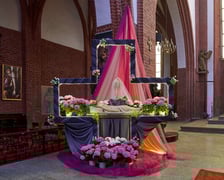 <p>Gr&oacute;b Pański w polskokatolickiej katedrze św. Marii Magdaleny</p>