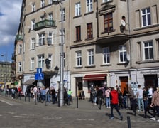 <p>Kolejki po lody pod dwiema lodziarniami na pl. Bema</p>