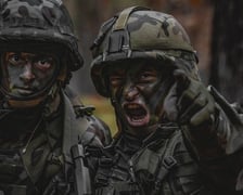 <h2>Kwalifikacja wojskowa 2025 r.</h2>
<p>Przed powiatowe komisje lekarskie ma się stawić 230 tysięcy młodych os&oacute;b w całym kraju. Tegoroczna kwalifikacja obejmie gł&oacute;wnie 19-letnich mężczyzn tak zwanego rocznika podstawowego, czyli osoby urodzone w roku 2006.</p>