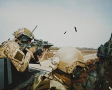 <h2>Co zabrać ze sobą na kwalifikację wojskową?</h2>
<ul>
<li>Dow&oacute;d osobisty lub paszport;</li>
<li>Dokumenty potwierdzające wykształcenie (zaświadczenie ze szkoły o kontynuowaniu nauki), posiadane kwalifikacje zawodowe lub uprawnienia (np. prawo jazdy);</li>
<li>Posiadaną dokumentację medyczną.</li>
</ul>